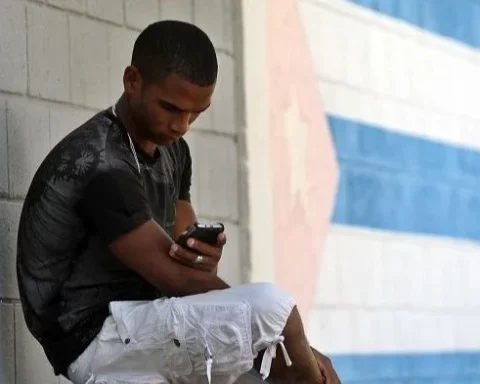 Un joven conectado a internet a través de su teléfono celular, en Cuba