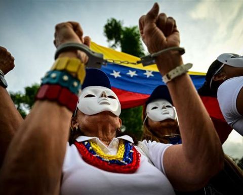 Opposition and Chavismo in the streets two months after Maduro's questioned re-election in Venezuela