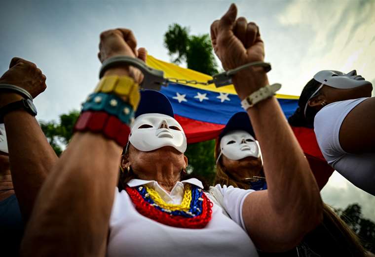 Opposition and Chavismo in the streets two months after Maduro's questioned re-election in Venezuela