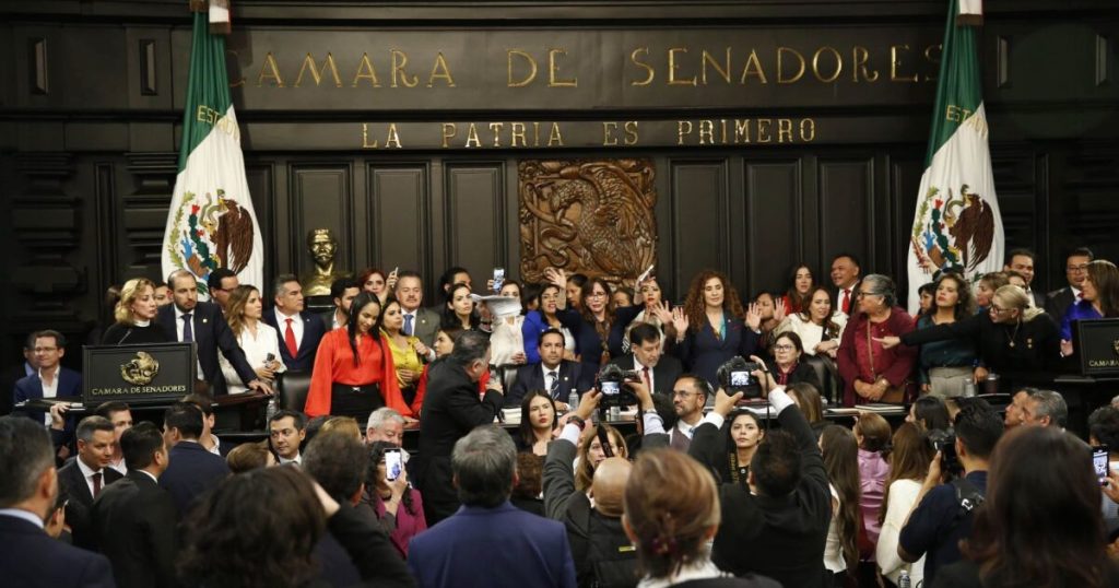 Opposition takes over the tribune of the alternate Senate headquarters; protesters seek to enter