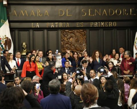 Opposition takes over the tribune of the alternate Senate headquarters; protesters seek to enter