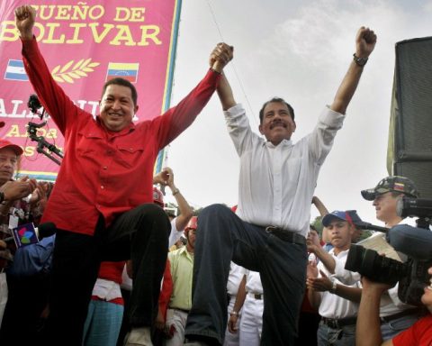 Ortega praises the oil "aid" initiated by Hugo Chavez, but remains silent about the multimillion-dollar mess he has brought upon the country