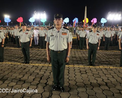 Ortega promotes 6 new generals and 24 colonels in an event where Avilés once again shows himself “kneeling” before the dictators