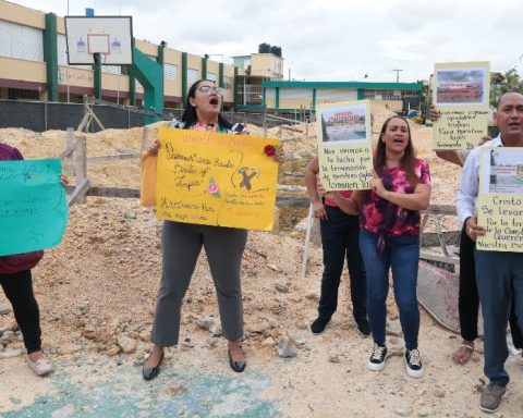 Padres reclaman concluir escuela en Cristo Rey