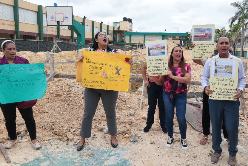 Padres reclaman concluir escuela en Cristo Rey