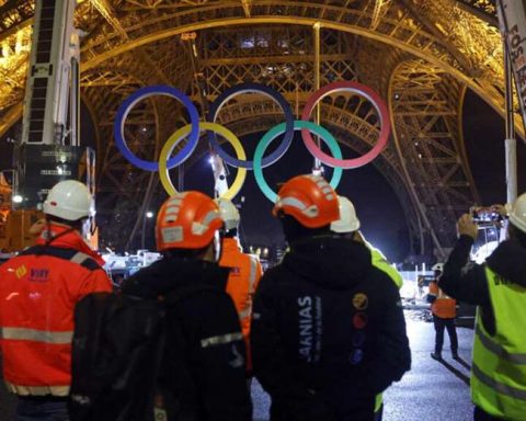 Paris removes Olympic rings from Eiffel Tower while building lighter ones