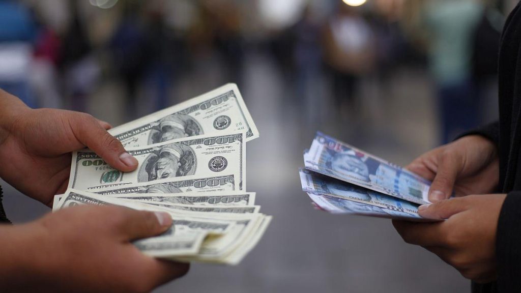 People take refuge in the dollar and the currency rises to S/3.797