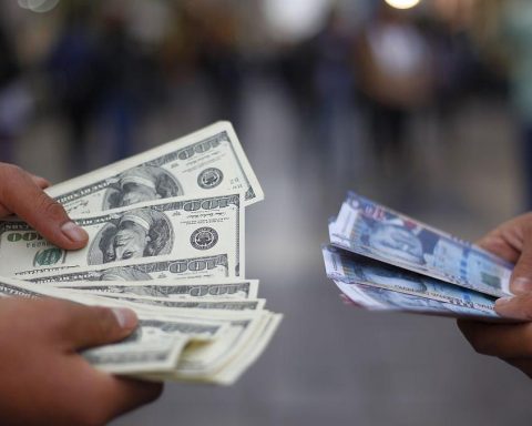 People take refuge in the dollar and the currency rises to S/3.797