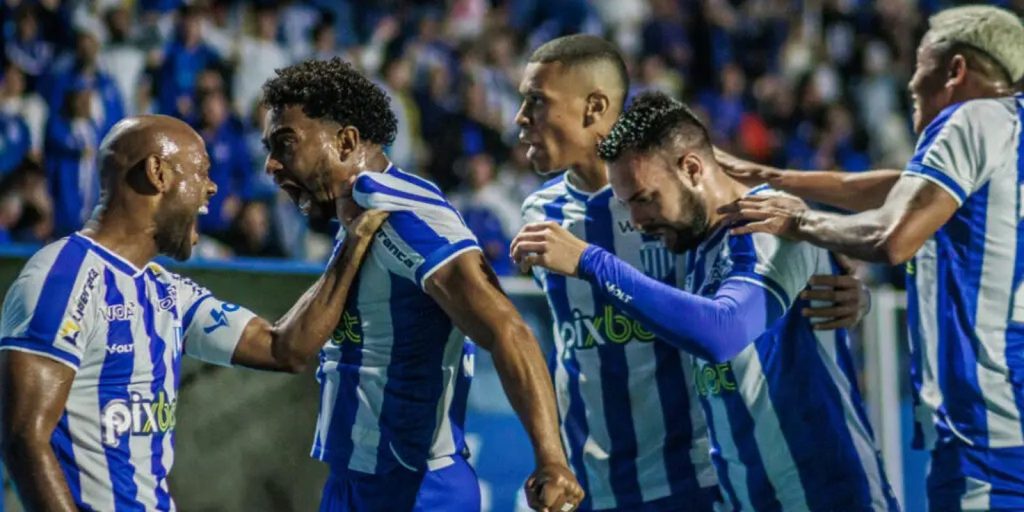 Playing at Ressacada, Avaí defeats Ituano by 2 to 0