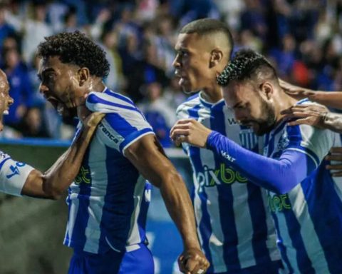 Playing at Ressacada, Avaí defeats Ituano by 2 to 0