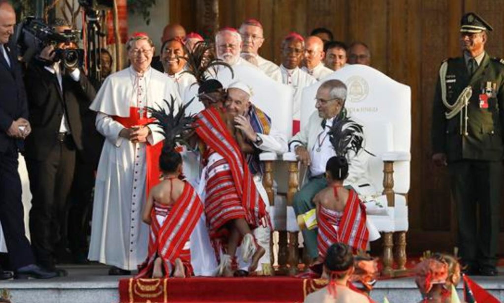 El papa Francisco saluda a los niños junto al Presidente de Timor Oriental, José Ramos-Horta, durante su ceremonia de bienvenida en el Palacio Presidencial en Dili, Timor Oriental, el lunes.-EFE/ Antonio Dasiparu