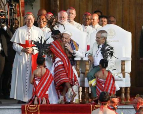 El papa Francisco saluda a los niños junto al Presidente de Timor Oriental, José Ramos-Horta, durante su ceremonia de bienvenida en el Palacio Presidencial en Dili, Timor Oriental, el lunes.-EFE/ Antonio Dasiparu