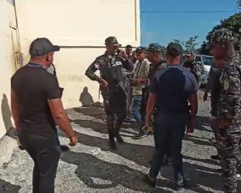 Preso mantiene secuestrado a coronel de cárcel de Azua