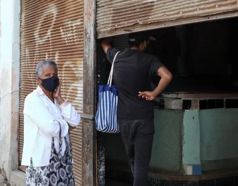 cubanet-cuba-anciana-en-bodega