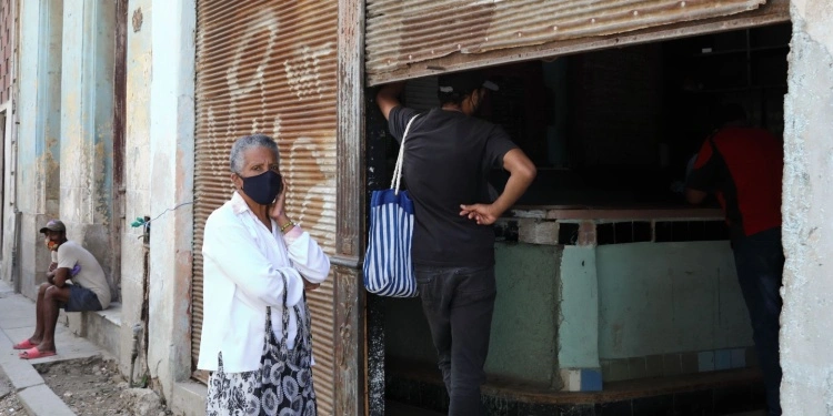 cubanet-cuba-anciana-en-bodega