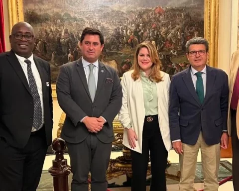 Delegación de la ARC junto al senador español Juan José Matarí