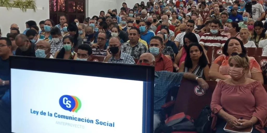 Voceros del régimen cubano debaten el anteproyecto de Ley de Comunicaicón Social en la Escuela del Partido de Villa Clara, en noviembre de 2022