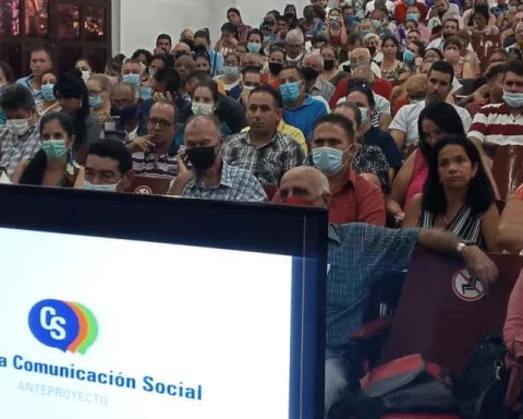 Voceros del régimen cubano debaten el anteproyecto de Ley de Comunicaicón Social en la Escuela del Partido de Villa Clara, en noviembre de 2022