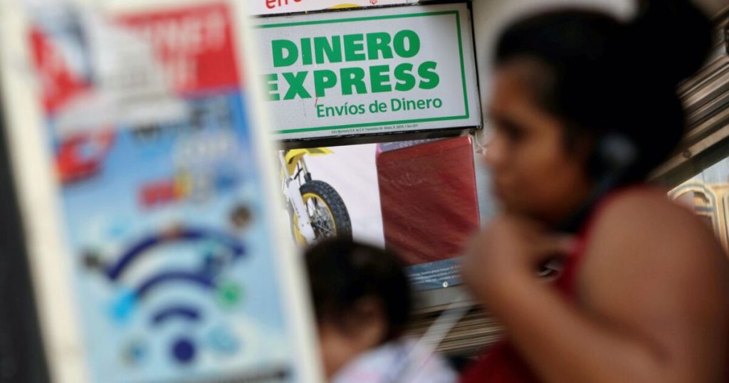 Salaries, social programs and remittances keep consumption in Mexico