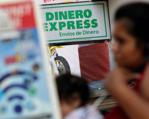 Salaries, social programs and remittances keep consumption in Mexico