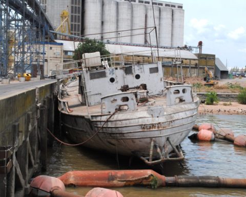 Scrapping of a ship abandoned by Zorrilla, and auction of another