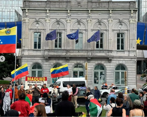 Social organizations support President Maduro in Brussels