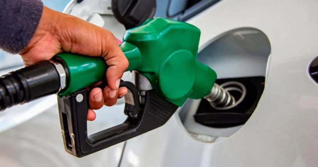 Algunos precios de los combustibles bajan; aquí le decimos