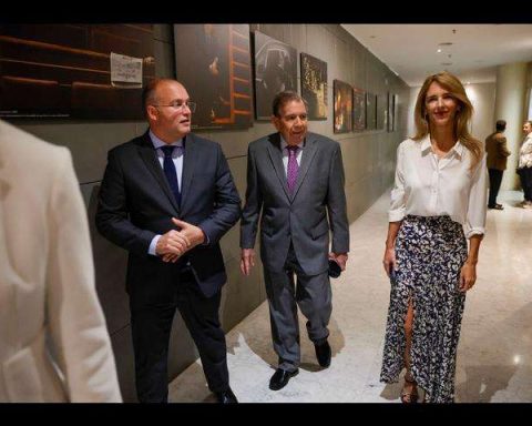 Spanish right wing adopts González Urrutia