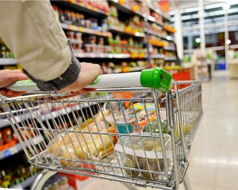 Supermarkets raise their hands and warn of a new tax increase