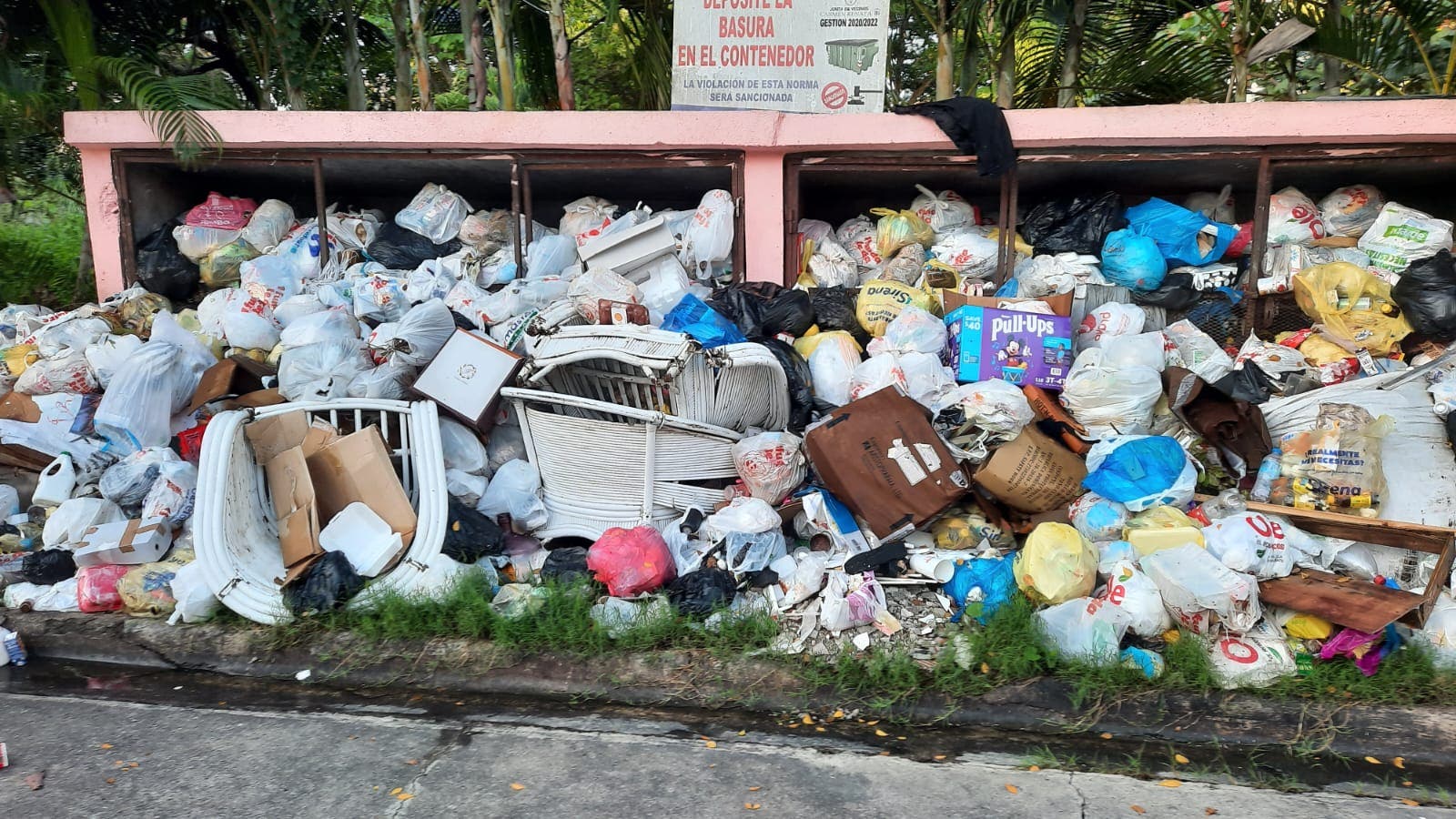 ¡»Arropados» de basura! Así están en el residencial Carmen Renata III