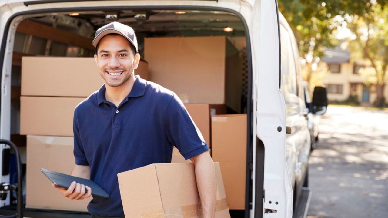 Take a breath before finding out how much a Chilean Post Office Deliverer earns in Santiago