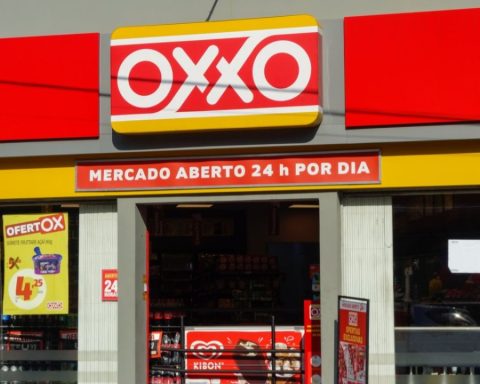 Take a seat before learning how much an Oxxo employee earns per month in Chile