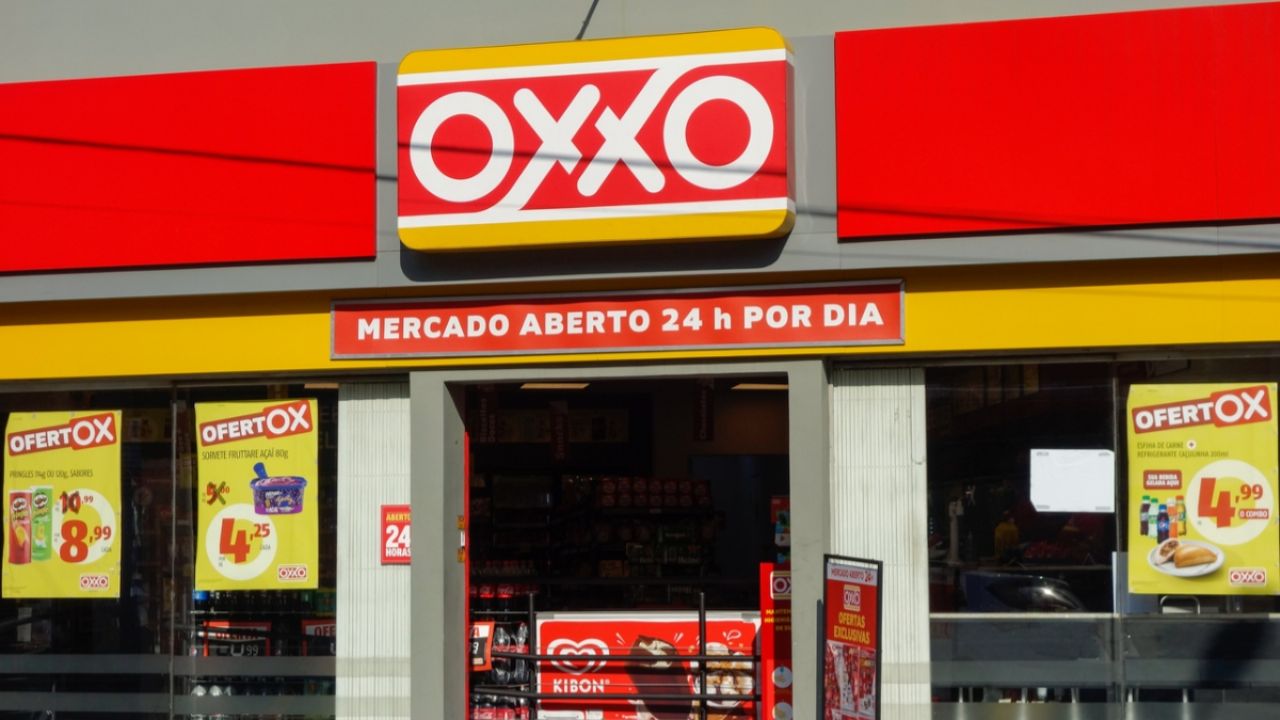 Take a seat before learning how much an Oxxo employee earns per month in Chile