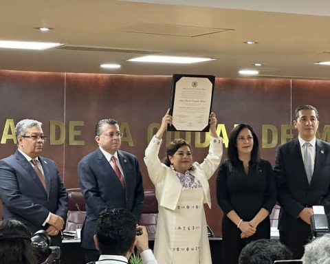 The Electoral Court of CDMX delivers certificate of majority to Clara Brugada