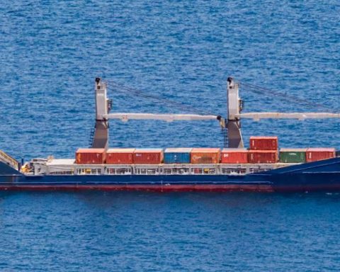 The Portuguese government reports that a ship with a Portuguese flag has been loaded with explosives for Israel