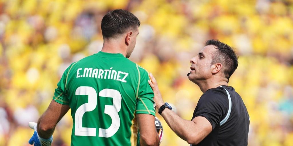 The bad loss of 'Dibu' Martínez: controversial slap to a TV camera after losing to Argentina