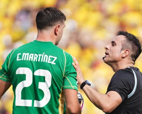 The bad loss of 'Dibu' Martínez: controversial slap to a TV camera after losing to Argentina