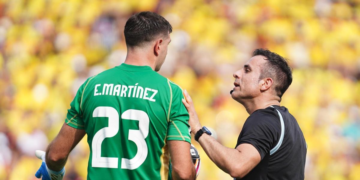 The bad loss of 'Dibu' Martínez: controversial slap to a TV camera after losing to Argentina