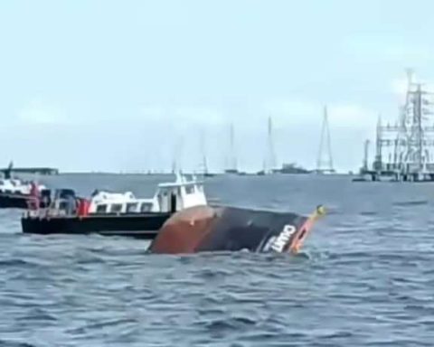 The death toll rises to five after the sinking of a barge in Zulia