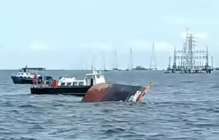 The death toll rises to five after the sinking of a barge in Zulia