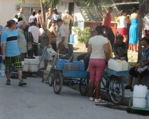 Un grupo de holguineros espera abastecerse de agua