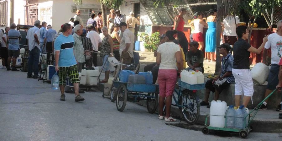 Un grupo de holguineros espera abastecerse de agua