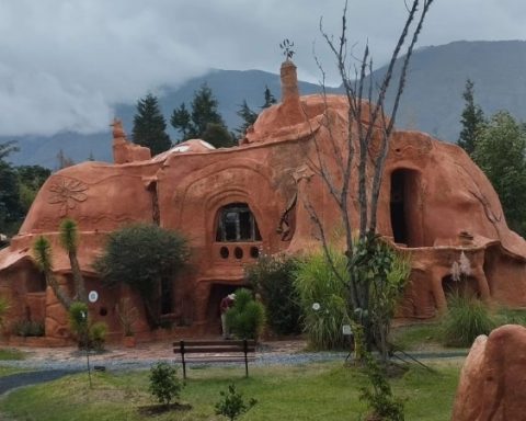 The largest ceramic house in the world is located in one of the most charming towns in Colombia