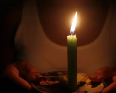 A la luz de una vela durante un apagón en Cuba