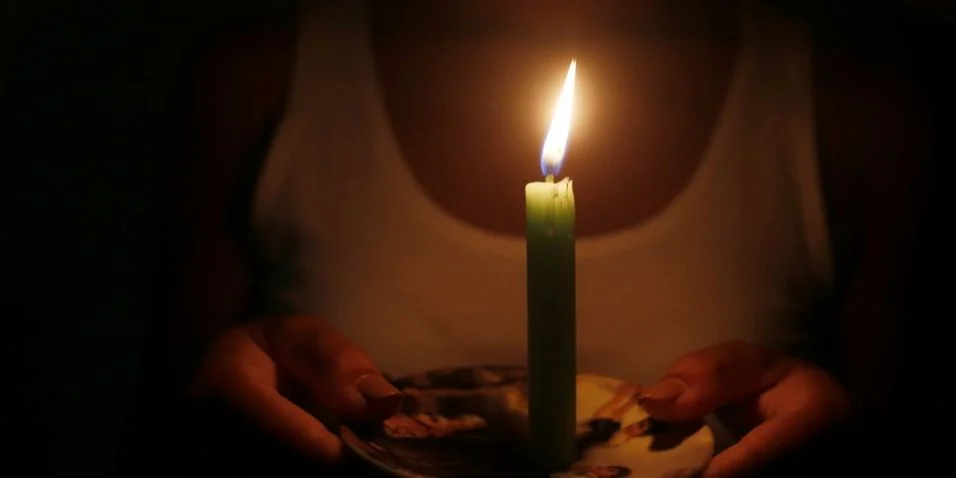 A la luz de una vela durante un apagón en Cuba