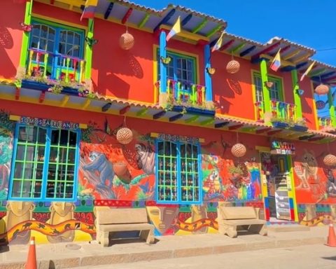 The town of a thousand colors in Colombia: walking through its streets is like being in a Disney movie