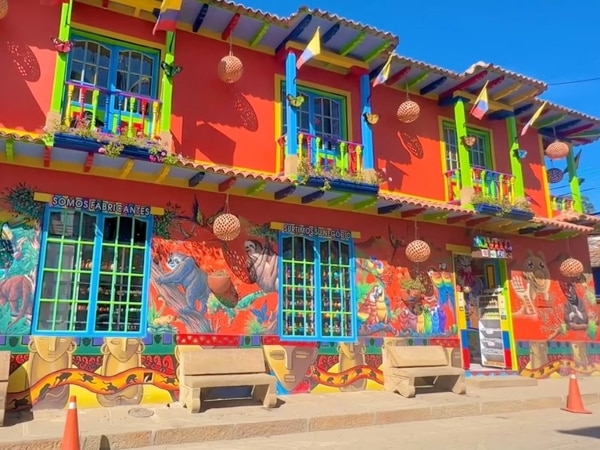 The town of a thousand colors in Colombia: walking through its streets is like being in a Disney movie