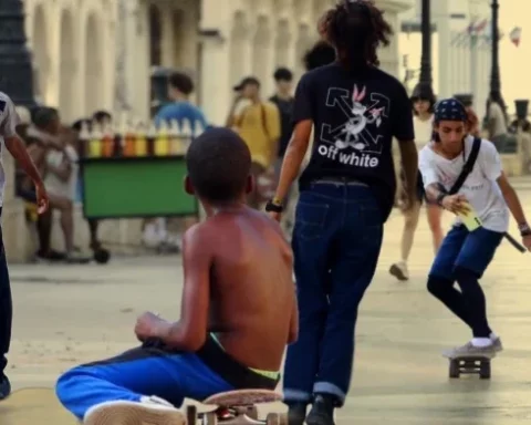 Jóvenes, skaters, Prado, La Habana