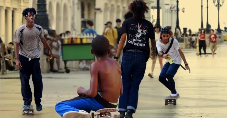 Jóvenes, skaters, Prado, La Habana