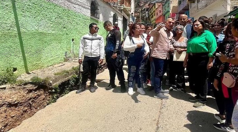 Supervisan trabajos en sistema de tuberías en la calle 10 de El Valle